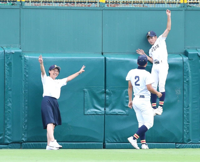 白山で最も話題を集めた人物は今回の甲子園で唯一の女性部長である川本牧子さん(左)だろう。その天真爛漫な笑顔に癒やされた人も多いはず