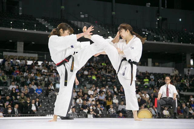 女子大会の決勝。優勝した永吉（左）の蹴りが、佐藤（右）の顔面を襲う。