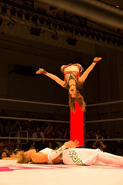 紫雷イオの代名詞といえる必殺技ムーンサルトプレス。芸術的な美しさで「世界一」と称賛された(6月17日、東京・後楽園ホール)