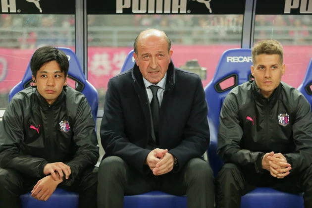 今季、J1セレッソ大阪で指揮を執るロティーナ監督(中央)も、「礼儀と敬意が何よりも優先される素晴らしい国」と日本を絶賛する