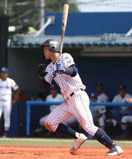 U-18代表の4番を務める東邦の石川。185cm・87kgと体格に恵まれ、高校通算54本のホームランを放つパンチ力と、巧みなバットコントロールも魅力だ