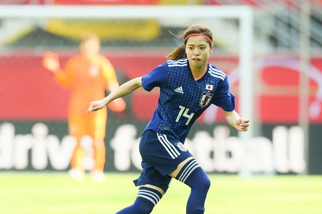 16歳からなでしこリーグ1部でプレーする長谷川。豊富な運動量と卓越した技術を持ち、代表でも欠かせない存在に