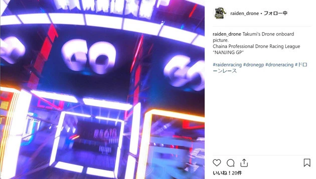 ドローンのカメラから送られてくるゴーグルの映像。ライトの光る夜間レースは、まるでSF映画の世界観