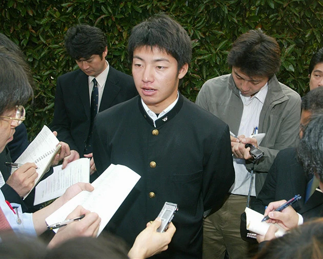 早稲田大学から自由獲得枠で入団。阪神を選んだ理由は、人工芝ではなく土のグラウンドを望んだためとも