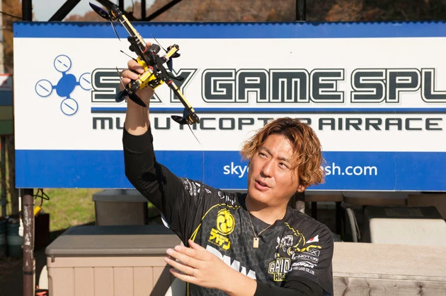 ドローンの理想の飛行を熱く語る後藤氏。F1と同じようにドローンにもレコードラインがあるが、三次元空間なのでその発見が難しい