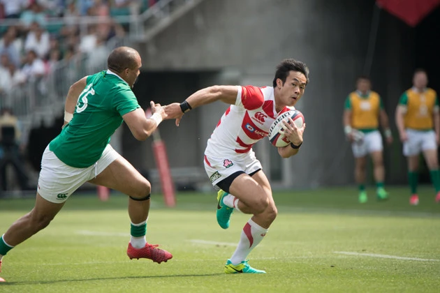 単にスピードがあるだけでなく、緩急をつけたステップで相手のディフェンスを翻弄する