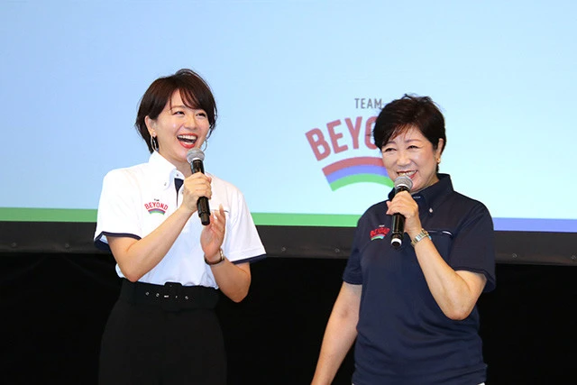 パラリスポーツを応援する大橋アナと小池都知事