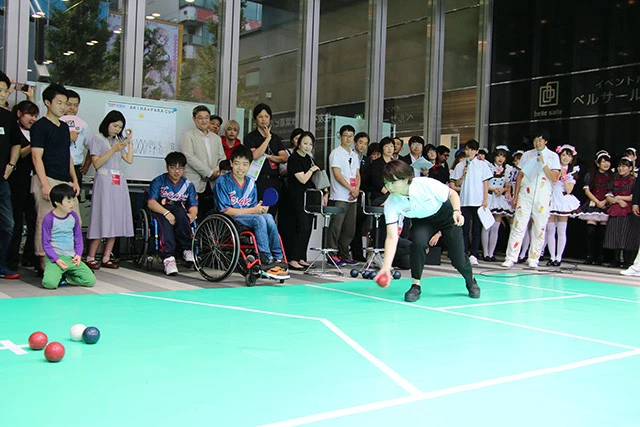 ボッチャ対決では、真剣な表情をみせた大橋アナ