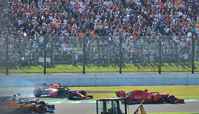 2コーナーでルクレールと接触し、コース外に押し出されれたフェルスタッペン(撮影/池之平)