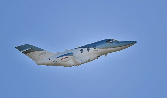 決勝前にはホンダ エアクラフト カンパニーの小型ビジネスジェット機「HondaJet」がサーキット上空を舞った!(撮影/池之平)