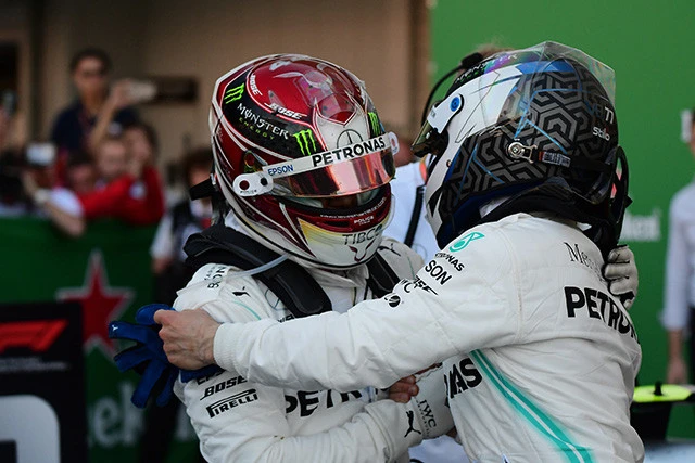 レース終了後、抱き合うハミルトン(左)とボッタス。メルセデスは日本GPでコンストラクターズ6連覇を達成(撮影/池之平)
