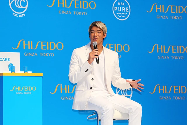 毎朝海に入る五十嵐にとって、資生堂のサンケアは欠かせないものだと話す