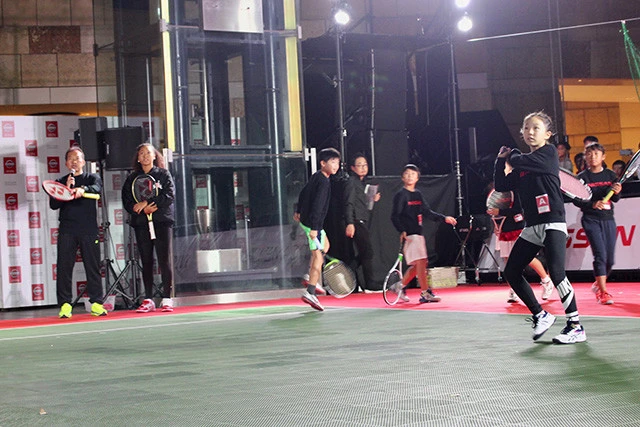 キッズプレーヤーたちのプレーを見守る大坂