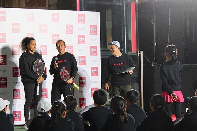 子供たちの質問に対し、真剣に答える大坂