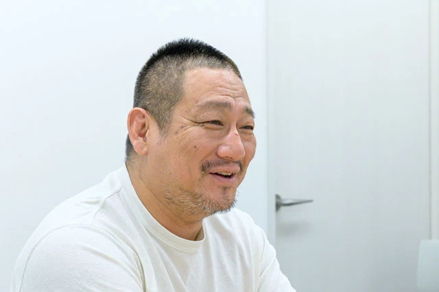 鼻の傷は試合でついたもの。来年50歳となる高木は「なんでこの歳になってここに傷がついてんのかなー(笑)。で、僕が憧れていた天龍さんや大仁田厚さんは60過ぎてもやってるんで、そう考えると僕なんて15年くらいある。そこはまだまだ頑張らなきゃな」と笑う