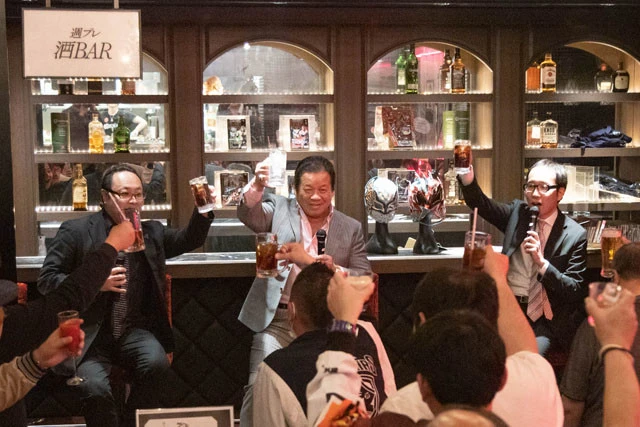 「今日は目一杯、WWEを満喫しましょう!」という藤波の掛け声で乾杯!