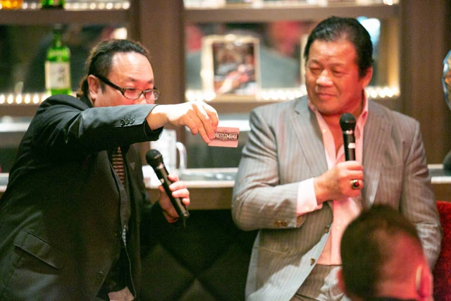 ホテルのカードキーまでWWE仕様。「3、4枚ね、持ってきちゃった。ほかのアメニティもみんな(笑)」と話す藤波