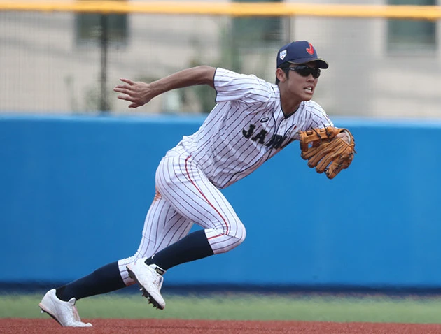 ショートの守備が高く評価される八戸学院光星の武岡だが、50mを5秒台で走る快足も武器。打撃では苦手なインコースの克服を目指す