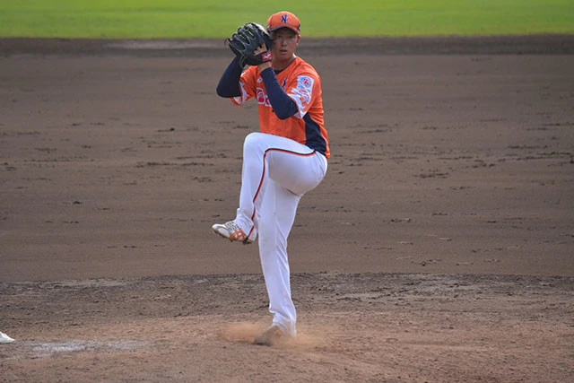 １５０キロを超えるストレートが武器の、新潟アルビレックスＢＣの長谷川。２年目の今季は２２試合で１１勝（１敗）を挙げ、昨年は実現しなかった指名を待つ