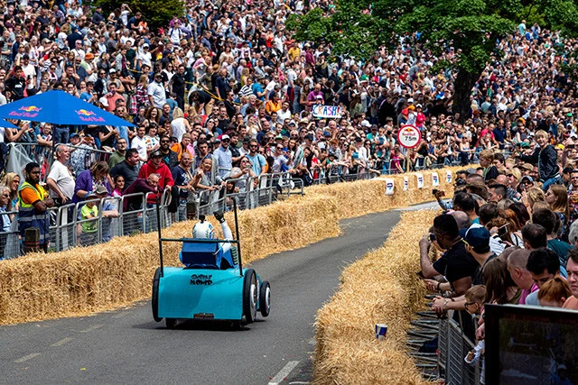 「おバカなレースに大マジメ」なのは出場者だけじゃない。今年開催された大会の中で唯一、観戦が有料だったイギリス・ロンドン郊外のレースには、なんと2万人の観客が詰めかけた。(© Olaf Pignataro / Red Bull CONTENT POOL)