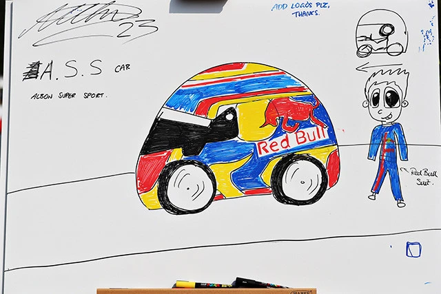 アレクサンダー・アルボンが書いたデザイン画。ヘルメットをモチーフにしたデザイン。まあ、フェルスタッペンのよりはちゃんと書いているかな。こちらのマシン製作は、ホンダテクニカルカレッジ関東の生徒さんたちが担当する