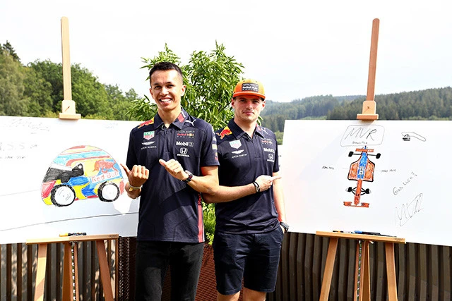 自分たちが描いたデザイン画を前にポーズを決める、レッドブル・ホンダのフェルスタッペン(右)とアルボン(左)。ボックスカート・レースの翌週は、いよいよF1日本GP。シーズン中盤以降、メルセデスやフェラーリと対等に戦える速さを見せてきただけに、地元、鈴鹿でのホームレースに期待が膨らむ