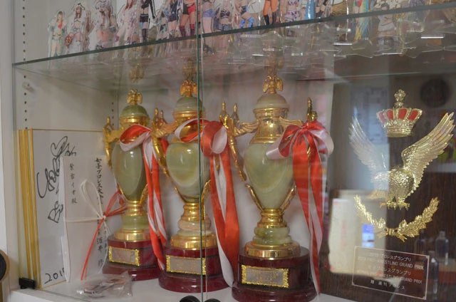 紫雷イオは受賞した3度の女子プロレス大賞のトロフィーを「自分の力だけじゃなくて会社で獲ったものだから」と事務所に置いて行ったという