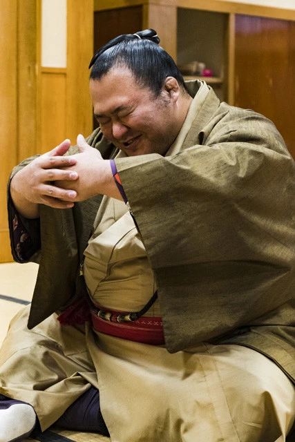 横綱・白鵬から十両復帰をたたえられた豊ノ島。耳元で「トヨ、まだ頑張ろうな」とささやかれ感極まってずっと抱擁していたという