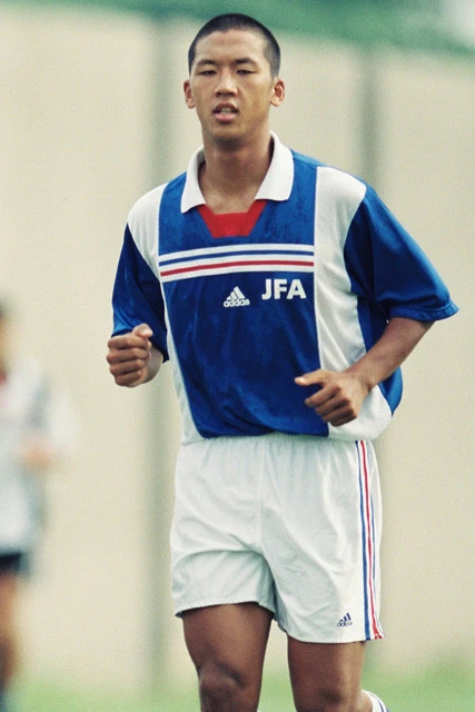 トルシエ監督独自の戦術となる「フラット3」の右サイドを任された辻本。強豪国の若きトッププレーヤーとも対峙し、強さと高さを駆使して封じ込めた