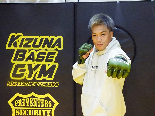 太田忍(おおたしのぶ)。1993年12月28日生まれ、青森県出身。身長165cm、体重61kg。2016年8月のリオデジャネイロオリンピックでは59kg級に出場し、決勝で敗れたがグレコローマンスタイルでは00年シドニーオリンピックの永田克彦以来の銀メダル獲得という快挙を成し遂げた。その俊敏な身のこなしから海外では「忍者レスラー」と呼ばれるようになる。東京オリンピックは階級を上げ67kg級で代表を狙うも、全日本選手権で人生で初の初戦負けを喫し、東京五輪への道は閉ざされた。その後、ALSOKを退職し、MMAにチャレンジすることを決意。【Twitter:	@Shinobu63no_1】【Instagram:	shinobu63no_1】