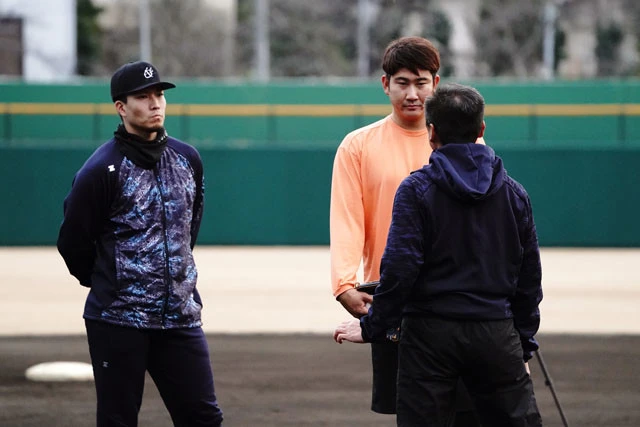 鴻江が主宰する合宿には、多くのプロ野球選手が参加。ソフトバンクのエース・千賀(左)も育成時代から師事し、球界を代表する投手へと成長を遂げた