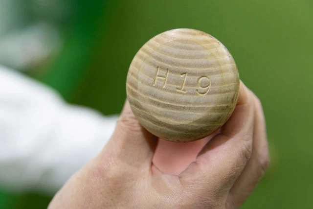 阪神時代の恩師、故・野村克也さんが現役時代に背負っていた「19」が刻まれた木製バット。野村さんの記念館に飾ってあったバットを借り、工場に頼んで特注でつくった