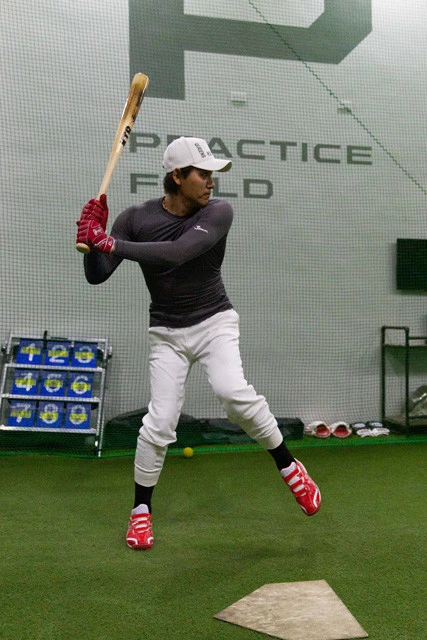 大谷翔平のスイングを研究したというIWAアカデミーの木村コーチのもとを自ら訪ね、体に負担がかからずにかっ飛ばせる打撃フォームの指導を受けた