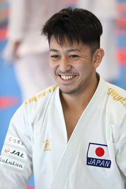 演武中の鬼気迫る表情とは打って変わって、インタビューでは穏やかな笑顔を見せた。沖縄県民初の五輪金メダリストとなるか