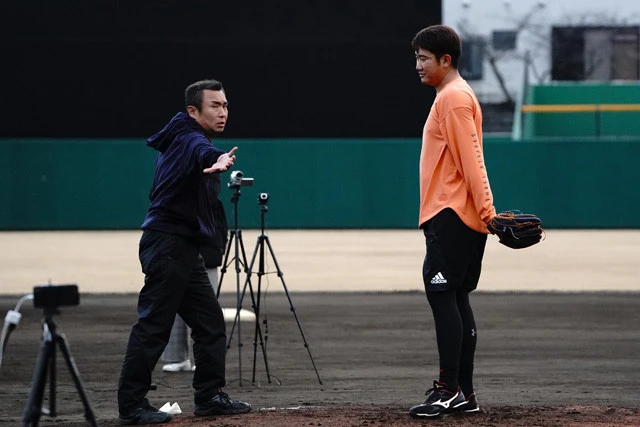 絶好調の巨人・菅野智之が、オフにフォーム改造を託した"達人"とは？