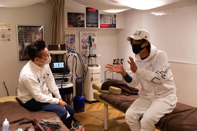 阪阪神タイガース時代から付き合いのあるインタビューマン山下。新庄さんにはいつも「しげちゃん」と呼ばれている。「番記者」としてプロ野球選手に復帰するまでを追い続ける