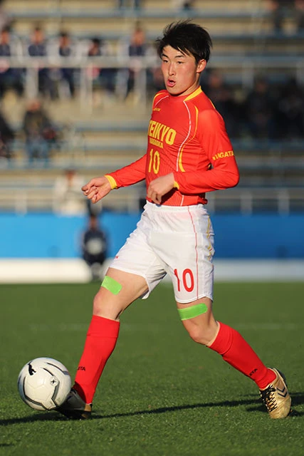 帝京長岡を新潟県勢初のベスト４に導いた晴山。選手権で２大会連続のハットトリックを達成するなど、フットサルで技術を磨いたストライカーは町田でも輝けるか