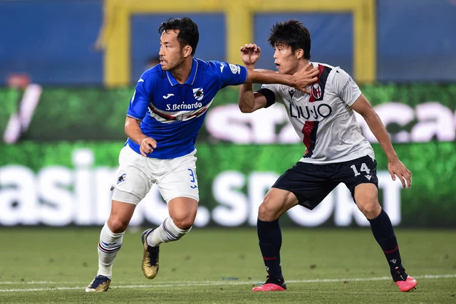 セリエA第28節で、吉田(左)が所属するサンプドリアと対戦したボローニャの冨安(右)。本来のポジションではないSBでの出場も、評価を高めている