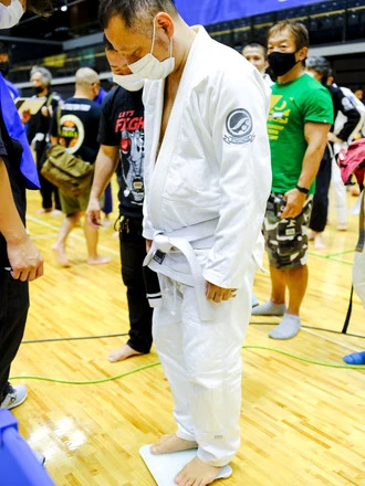 試合前、計量を行なう嶋田先生