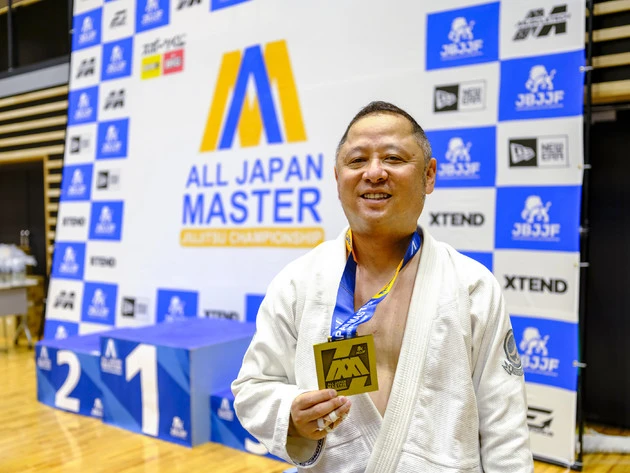 25日(土)に神奈川県・横浜武道館で行なわれた「JBJJF第15回全日本マスター柔術選手権」にゆでたまご・嶋田先生が出場。「マスター5白帯ライト級」で3位となった