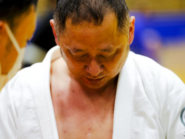 試合後、悔しそうな表情を浮かべる嶋田先生