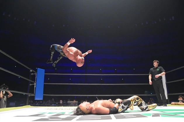 6月6日、丸藤の挑戦を受けたGHCヘビー級王座防衛戦で、武藤は両ヒザの人工関節手術後に封印したはずのムーンサルトプレスを繰り出した