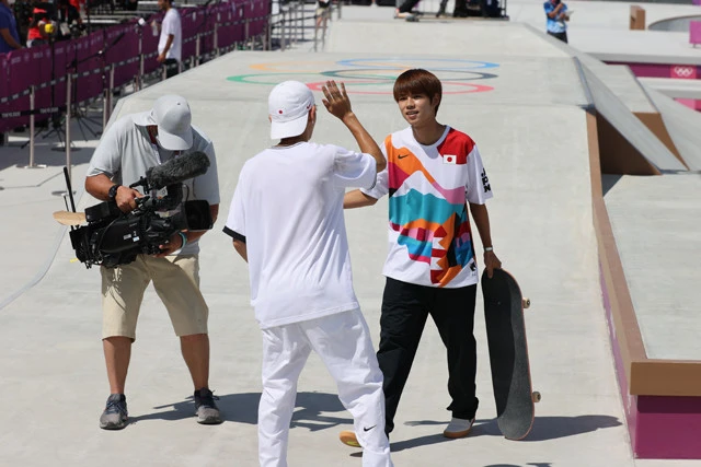 滑走後、同じく日本代表の白井空良とハイタッチを交わす。競技の合間に他国の選手ともフレンドリーに談笑する様は、スケートボード競技独特の風景としてインパクトを残した