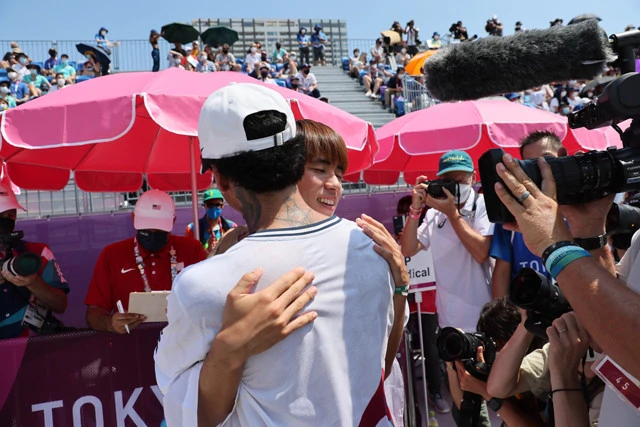 世界ランク１位、アメリカのスーパースターであるナイジャ・ヒューストンと抱擁を交わし、健闘を称え合う