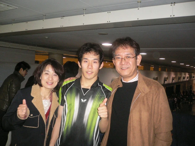 神戸大学4年生、最後のリーグ戦会場で父母と一緒に撮影した一枚(写真提供/岩城 禎)