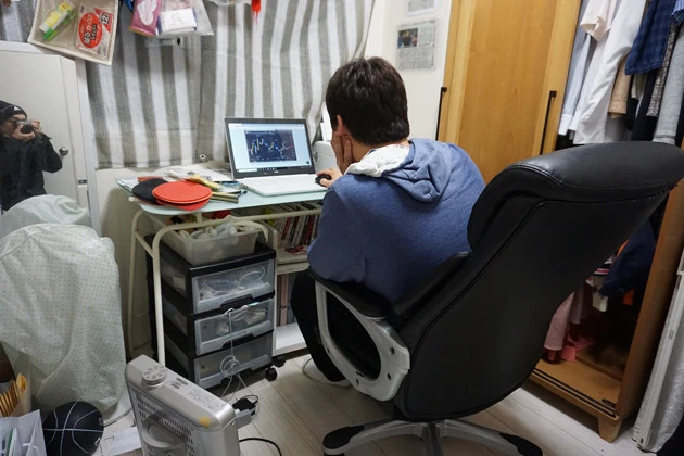 「毎朝子供と看護師の奥さんを保育園と職場に送ったり、夜は子供を風呂に入れたり、家事もけっこうやっています。投資状況の確認(写真)などをして、寝るのはだいたい午前3時。寝不足は練習場に向かう電車の中で寝ることでカバーしています」(岩城、撮影/伊藤条太)