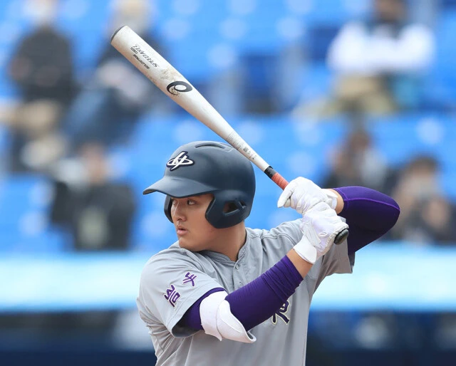 神宮大会で輝いた「投打の逸材」。高校野球はふたりの１年生が主役に