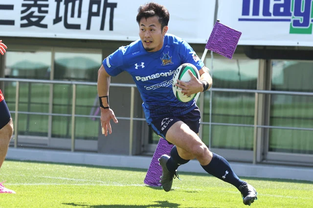 医師を目指すために今季がラストシーズンになるパナソニックの福岡は、6試合に出場して7トライを挙げるなど快足を披露。プレーオフで有終の美を飾れるか