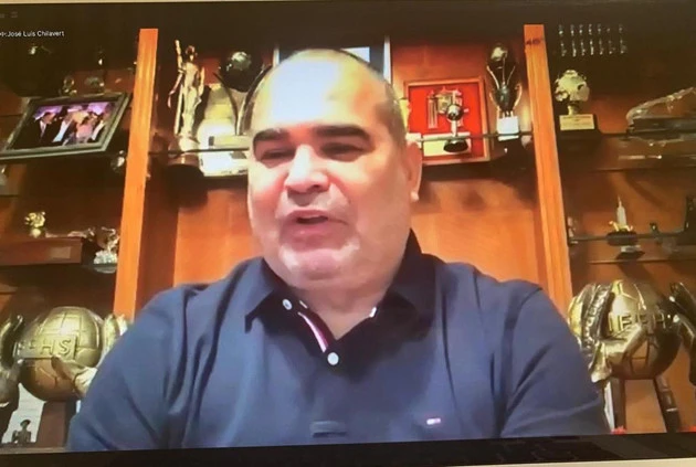 現役時代に獲得した数々のトロフィーを前に、オンラインインタビューに応じたチラベルト。引退後にかなりふっくらしたようだ