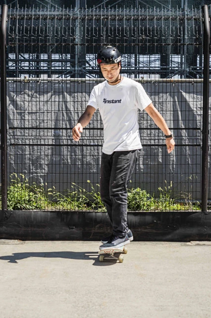 Tic-Tac(チックタック) ノーズを浮かせてジグザグに進む。後ろ足をテールの根元付近に、両足の爪先は板から出すぎないように置く。最初は前に進まないがその場で体を振る感覚を覚えよう